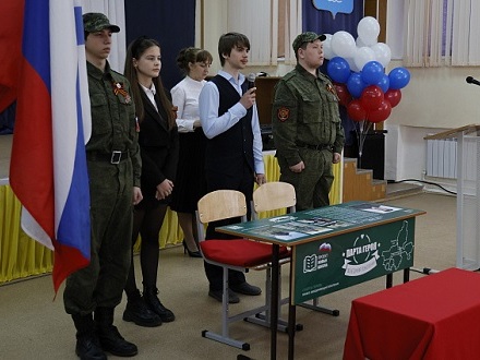 В школе Североонежска торжественно открыли «Парту героя»