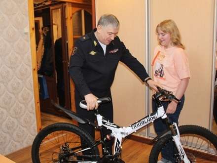 В Архангельске генерал-майор полиции подарил школьнице  велосипед