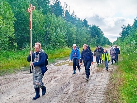 Паломники 20 километров несли крест в Патракеевку